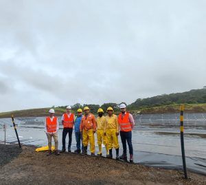 Proceso de instalación de geomembranas ALVATECH en el proyecto geotérmico Borinquen en Costa Rica, promoviendo la sostenibilidad y la protección ambiental.